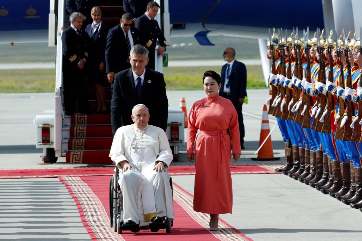 Papa Francisco desembarca na Mongólia e pede paz à China