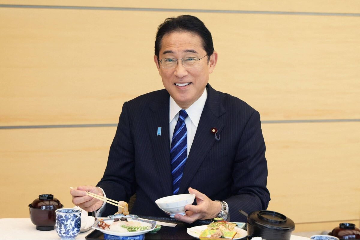 Premiê do Japão come peixe de Fukushima em meio a