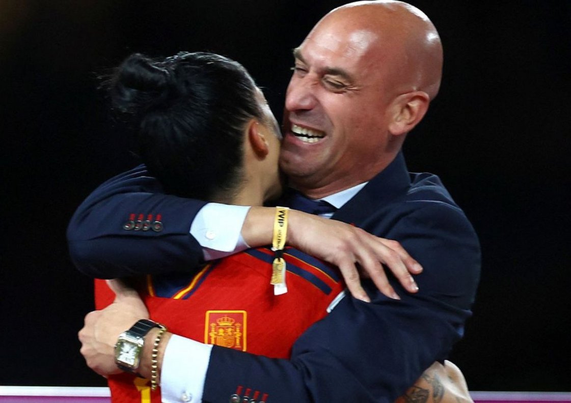 Presidente da Federação Espanhola se desculpa por beijar atleta campeã