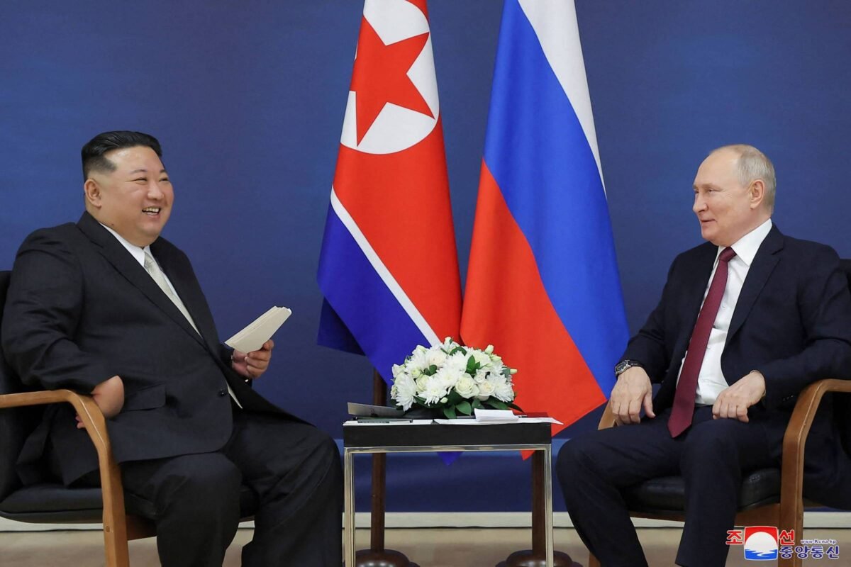 Segurança desinfeta até a cadeira de Kim na visita a