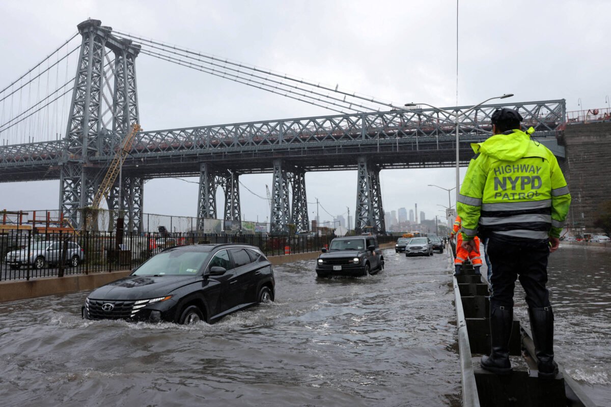 Tempestade alaga Nova York e água jorra dentro do metrô