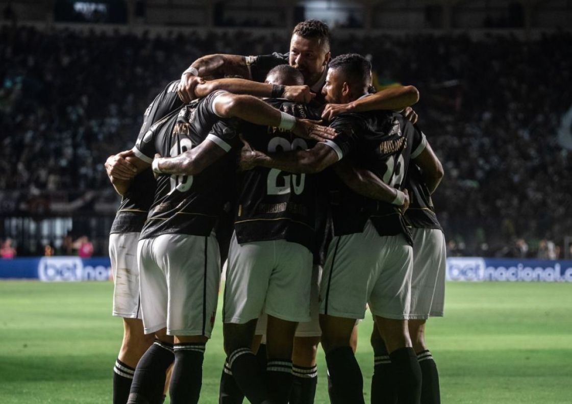 Vasco goleia Coritiba em reencontro com torcida em São Januário