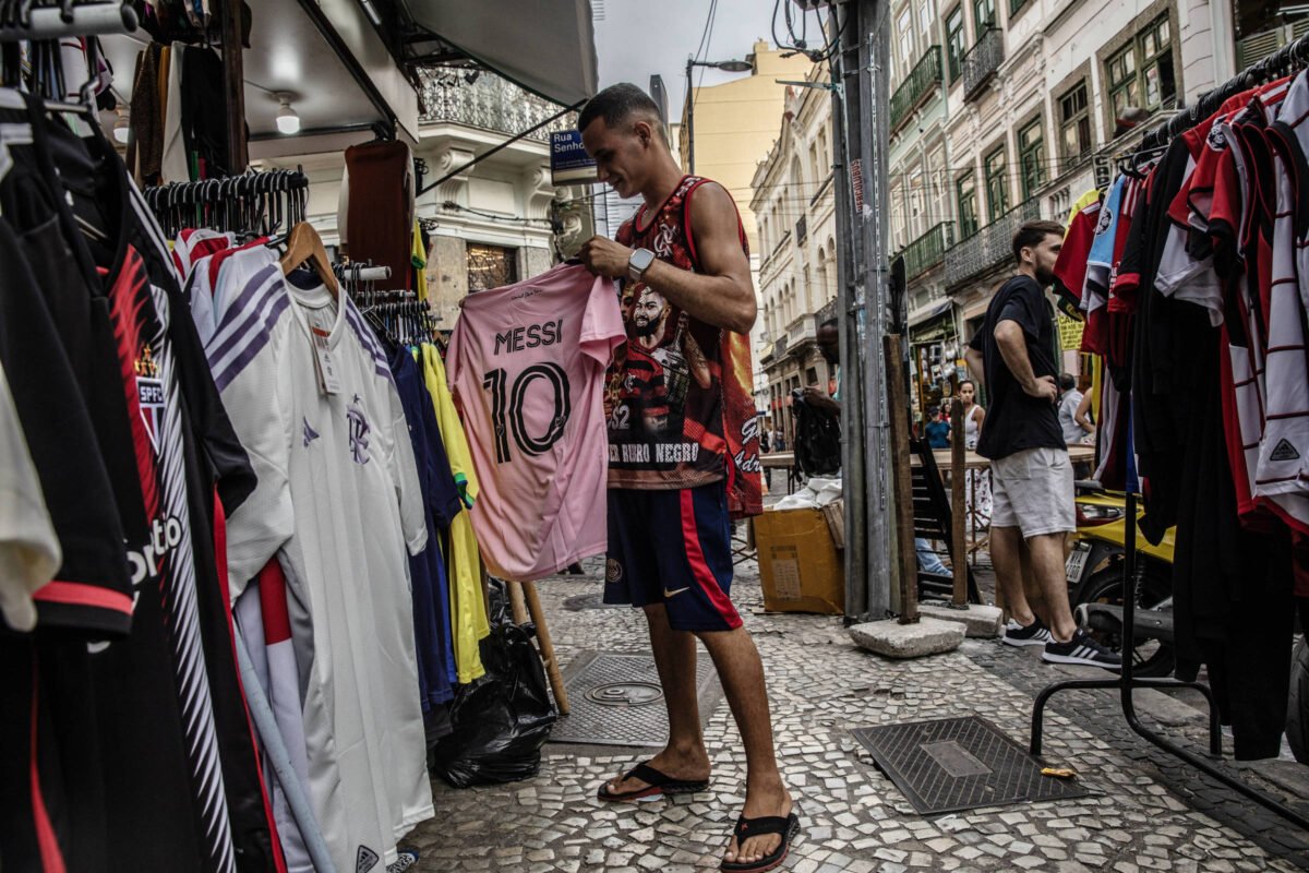 Camisa rosa de Messi vira febre que atravessa continentes -