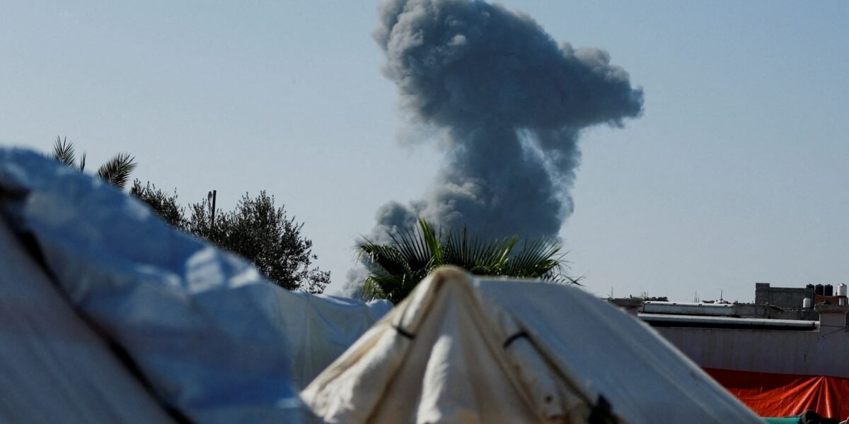 Em meio a bombas e falta d’água, brasileiros recebem recursos