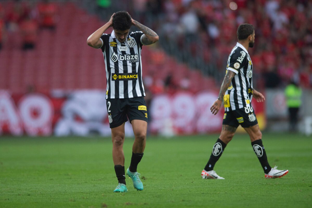 Em pior fase da história, Santos luta contra rebaixamento -