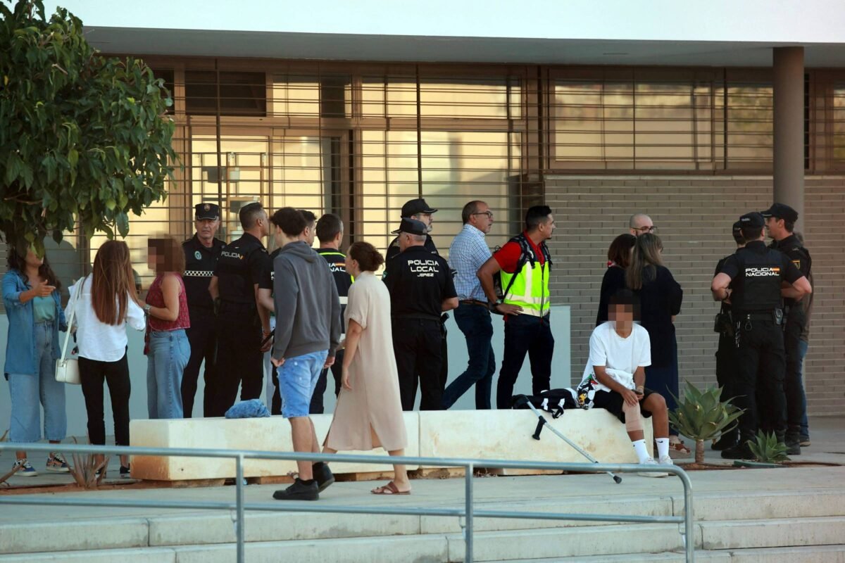 Espanha: Aluno de 14 anos esfaqueia 5 pessoas em escola