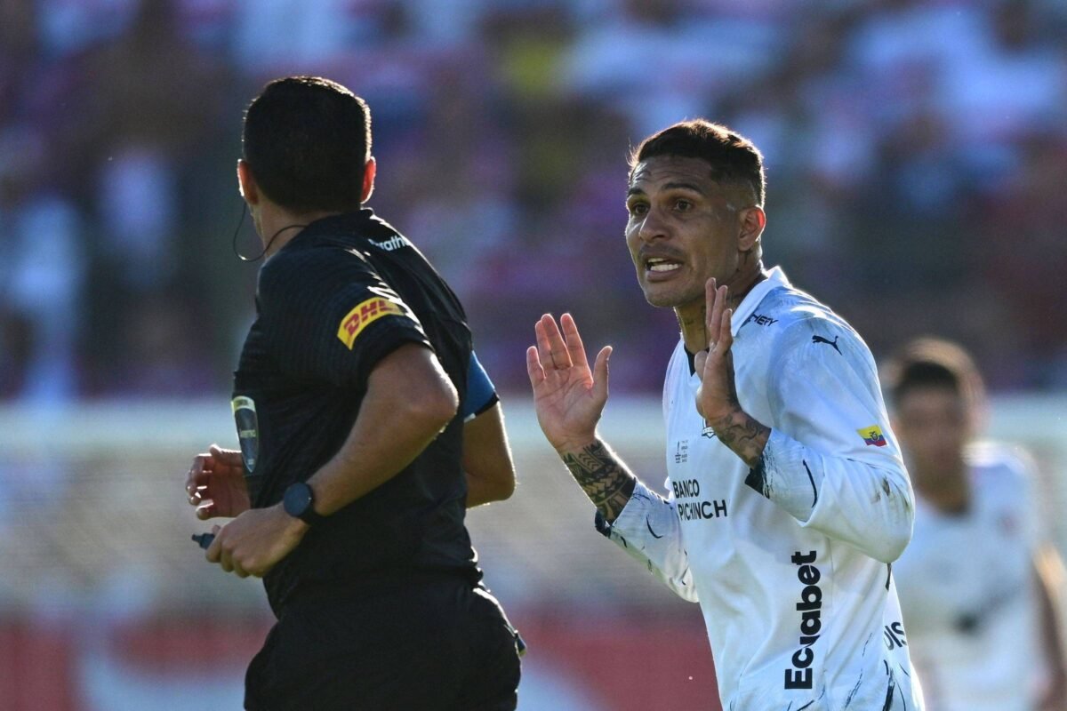 Guerrero tem dia ruim, mas se torna, enfim, campeão continental