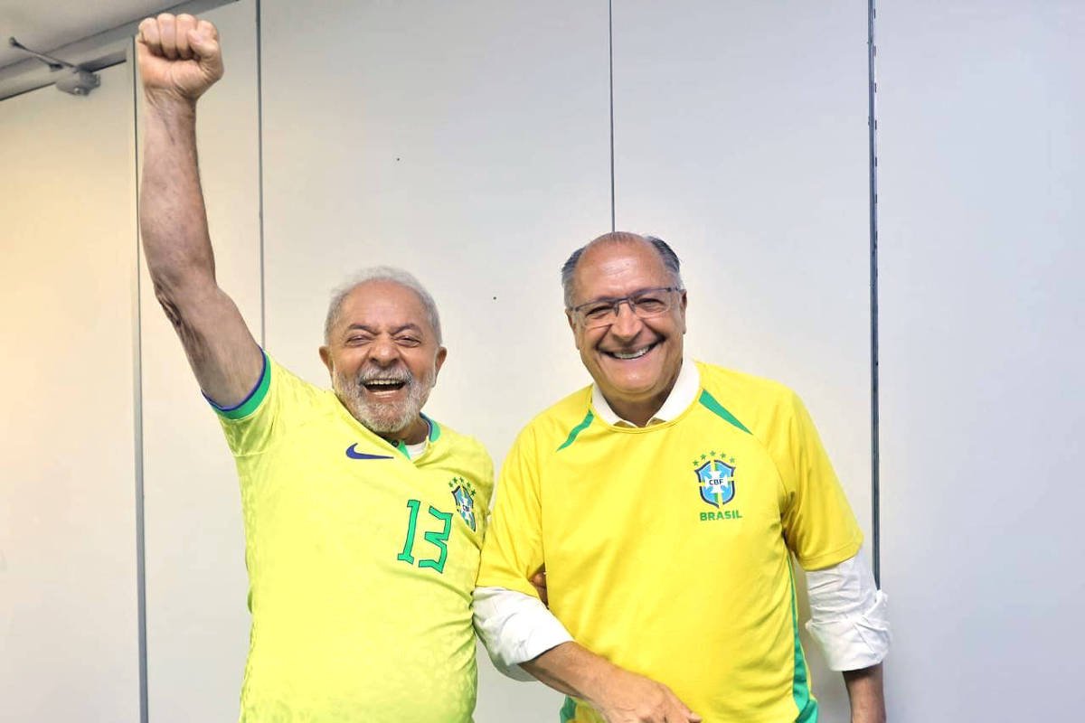 Lula diz que Brasil não tem ídolos no futebol e