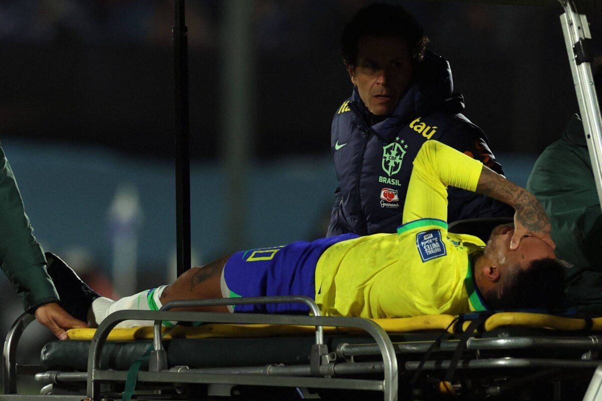 Neymar tem suspeita de lesão grave no joelho esquerdo -