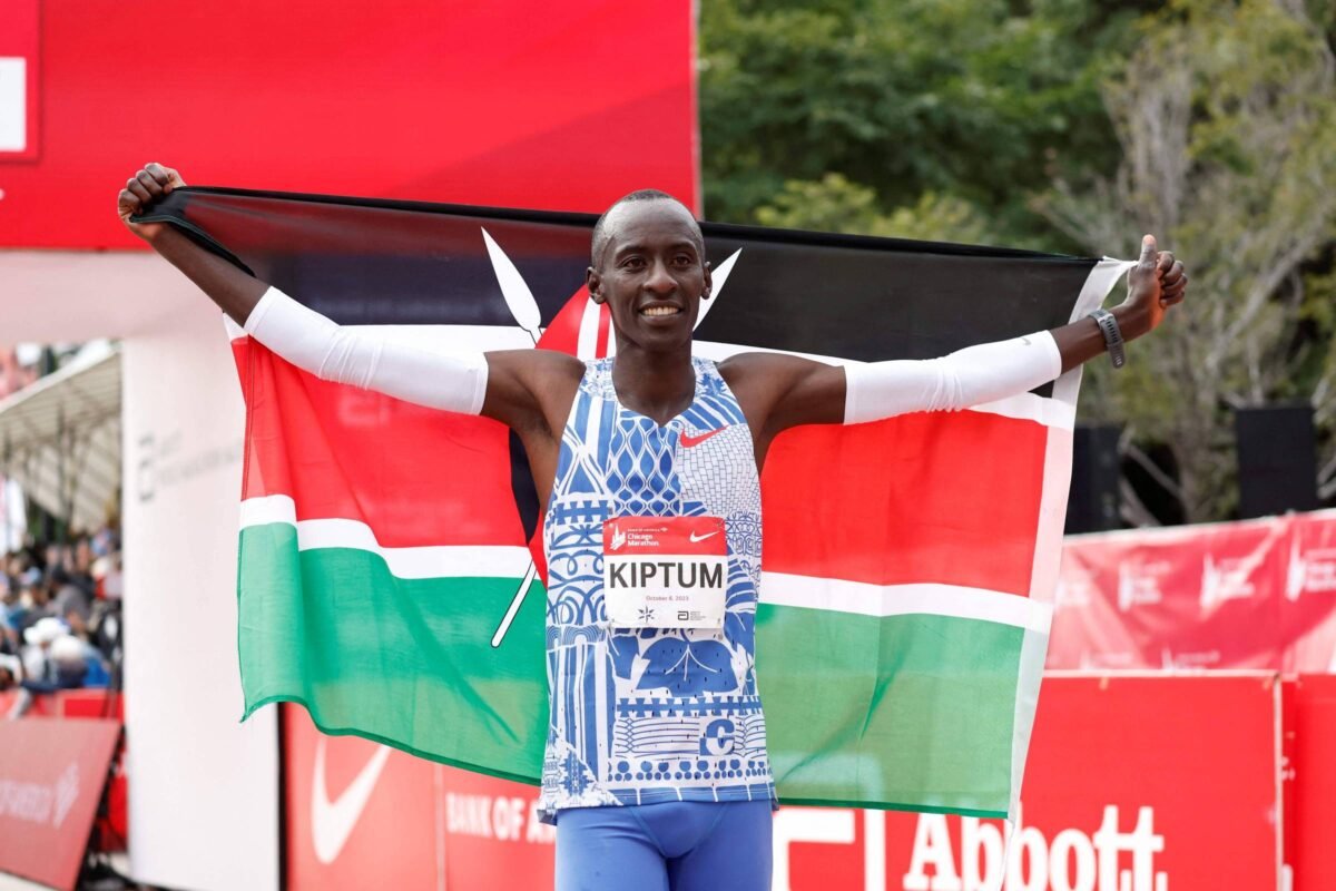 Queniano Kelvin Kiptum quebra recorde da maratona em Chicago -