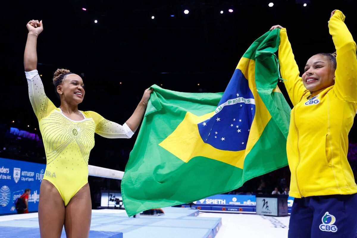 Rebeca Andrade e Flávia Saraiva levam prata e bronze em