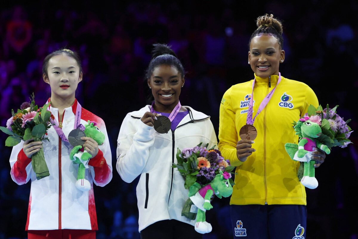 Rebeca Andrade é bronze na trave pela primeira vez em