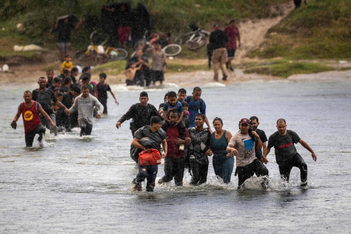 Ross Douthat: Crise migratória será permanente - 02/10/2023 - Ross