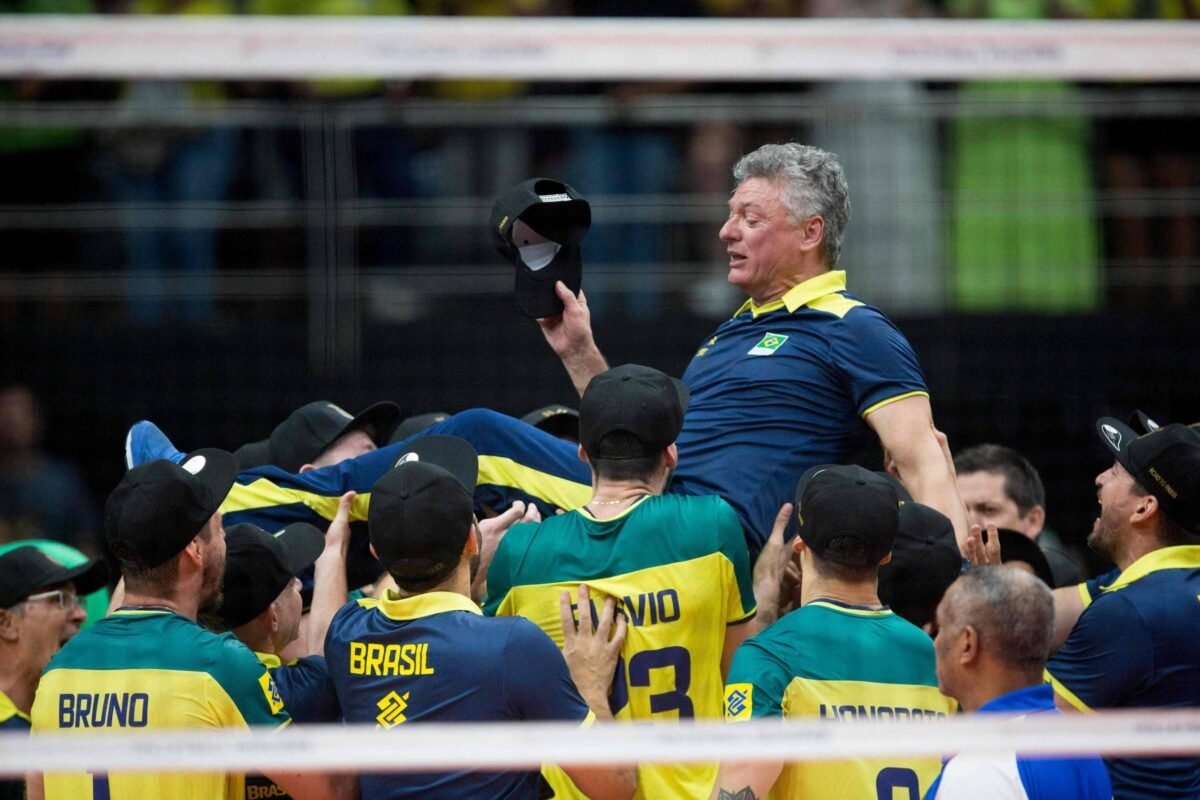 Técnico da seleção de vôlei pede demissão após conquista da