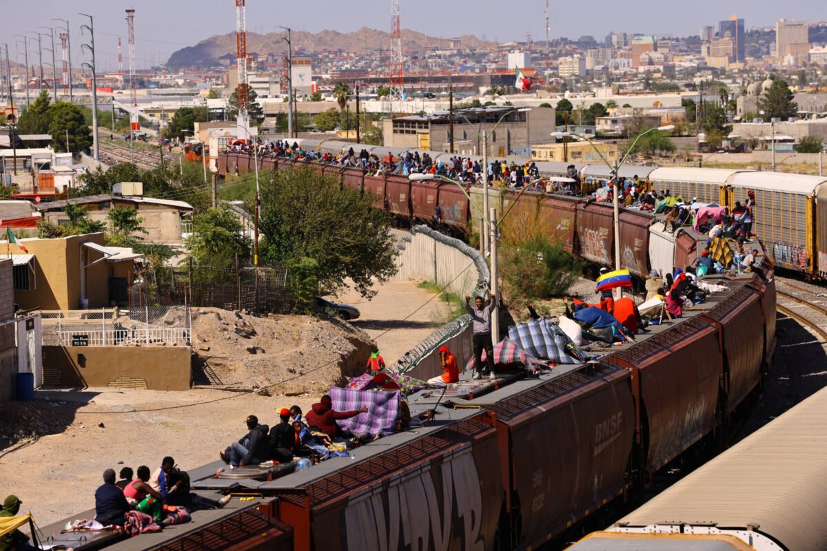 Trens no México deixam migrantes presos no deserto - 04/10/2023