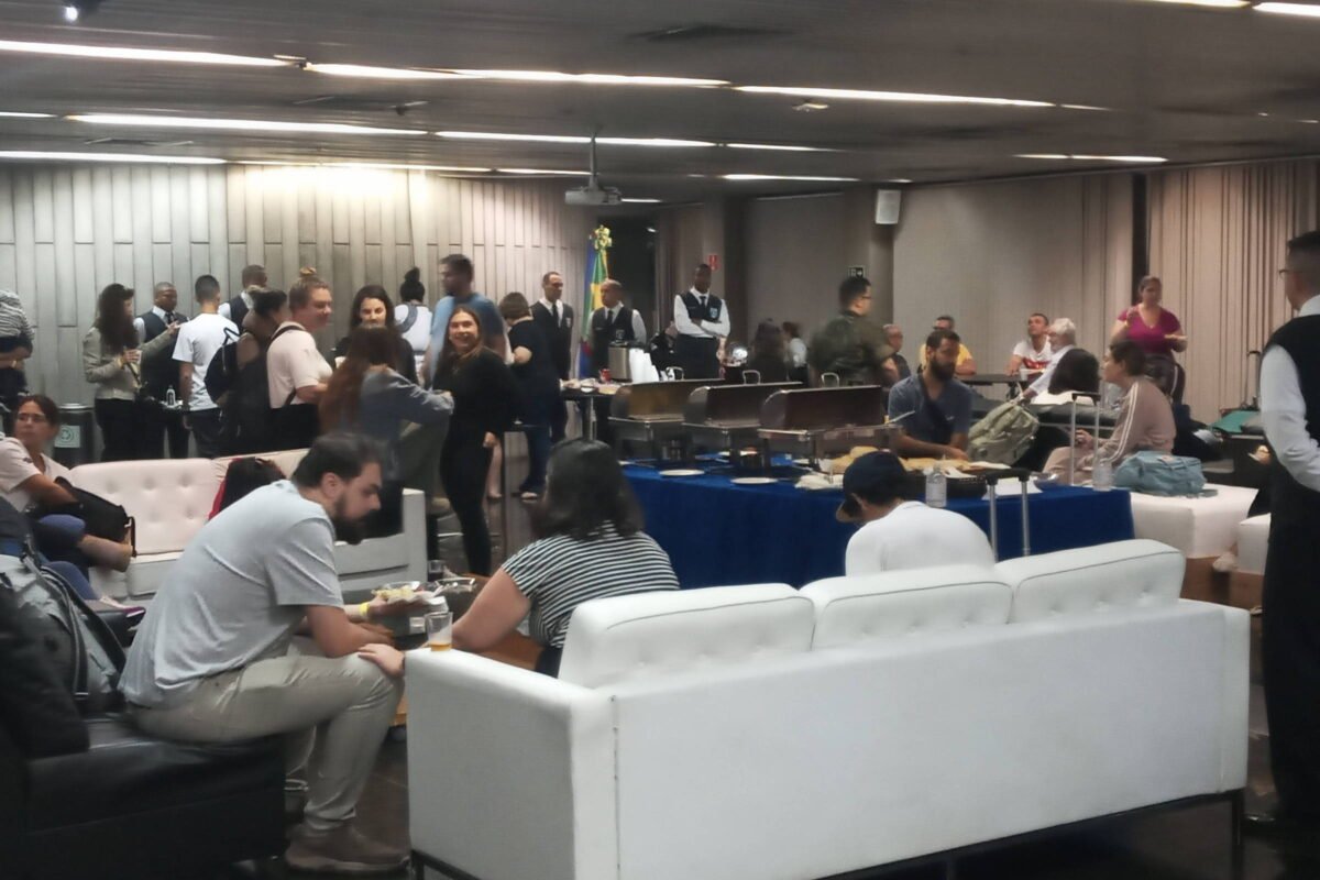 Voo de resgate de brasileiros em Israel pousa no Rio