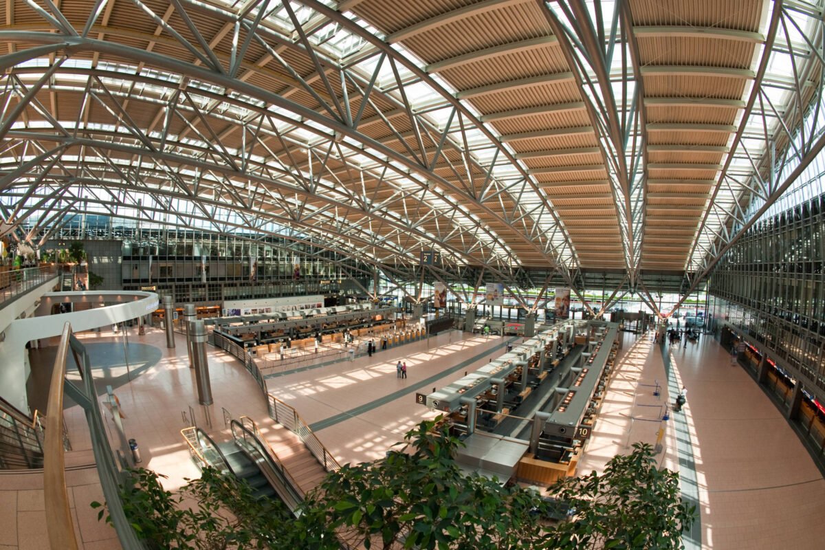 Aeroporto de Hamburgo fecha após ser invadido por carro -