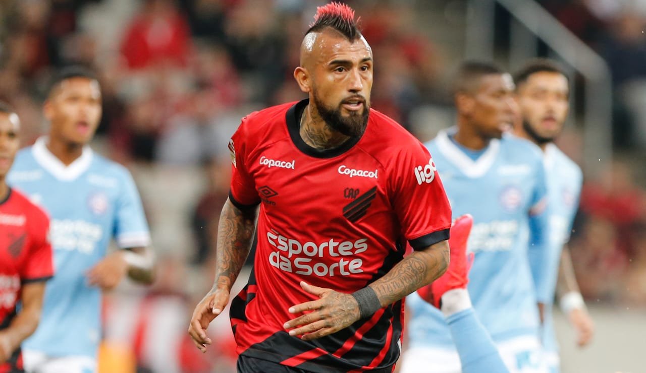 Após "cavada", volante Vidal do Athletico é alvo do Boca