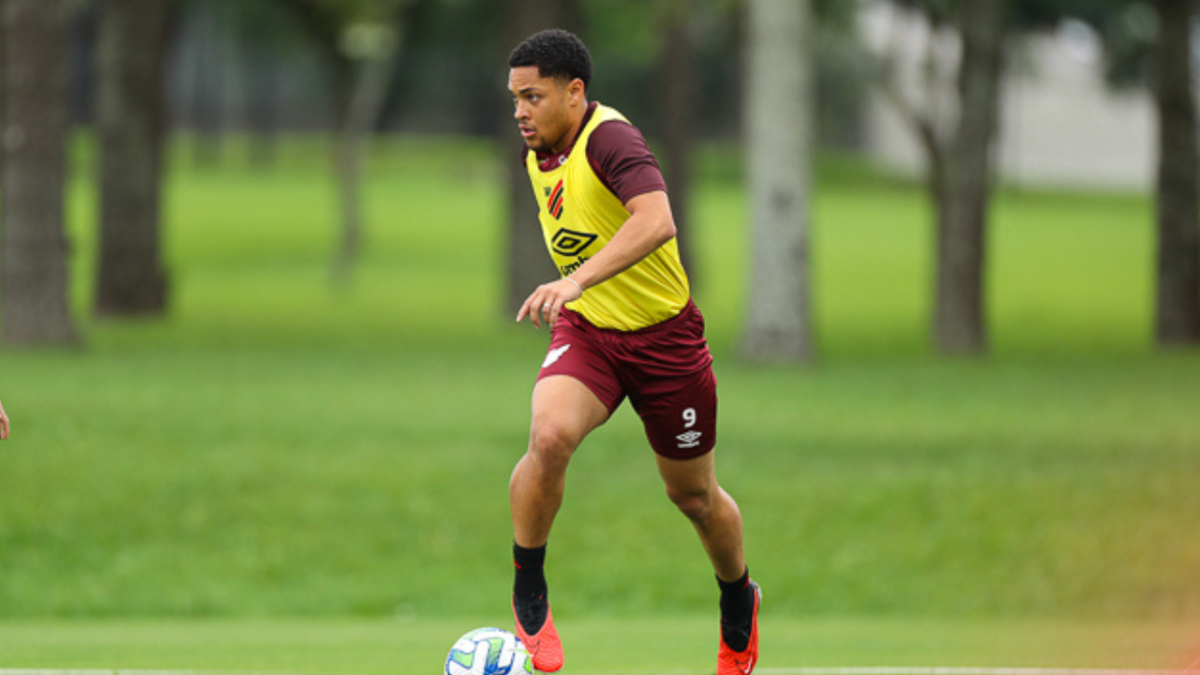 Após dois meses, Vitor Roque volta aos treinos pelo Athletico