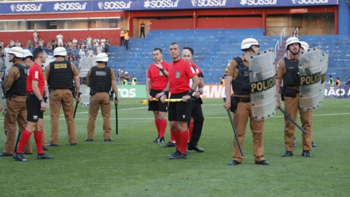Árbitro relata invasões e "confronto generalizado"