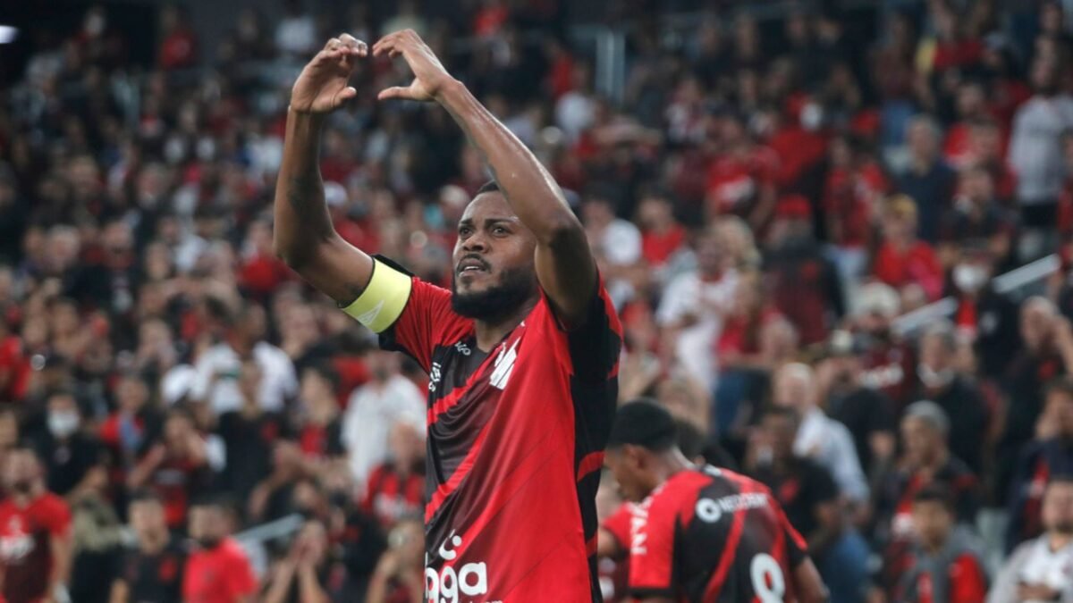 Atacante histórico se despede do Athletico após afastamento