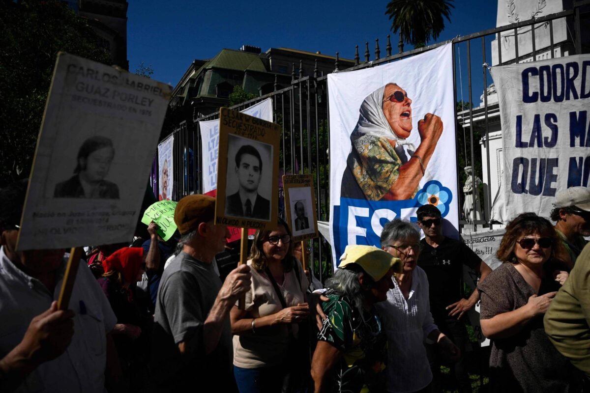 Ato contra Milei tem 'nunca mais' e canto contra 'nazis'