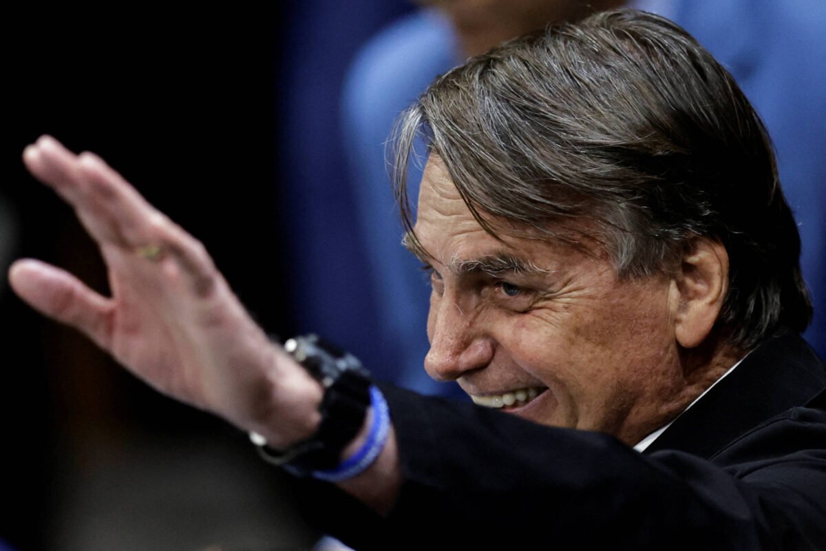 Bolsonaro diz que vai à posse de Milei já que