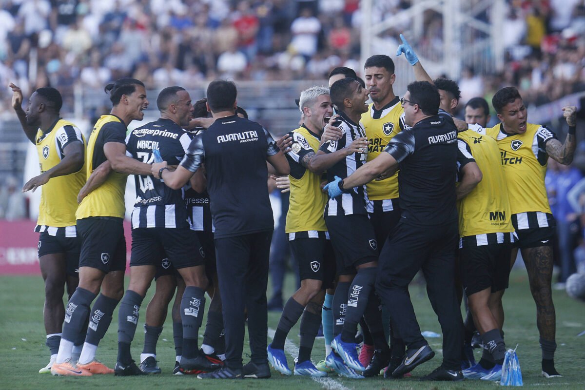 Botafogo empata com Bragantino, e Palmeiras é o novo líder