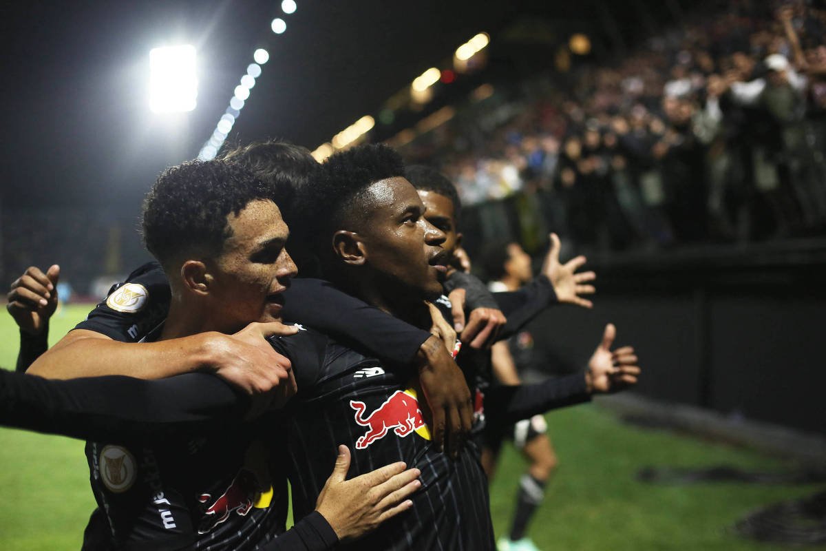 Bragantino desafia gigantes com jogo agressivo e jovens - 10/11/2023