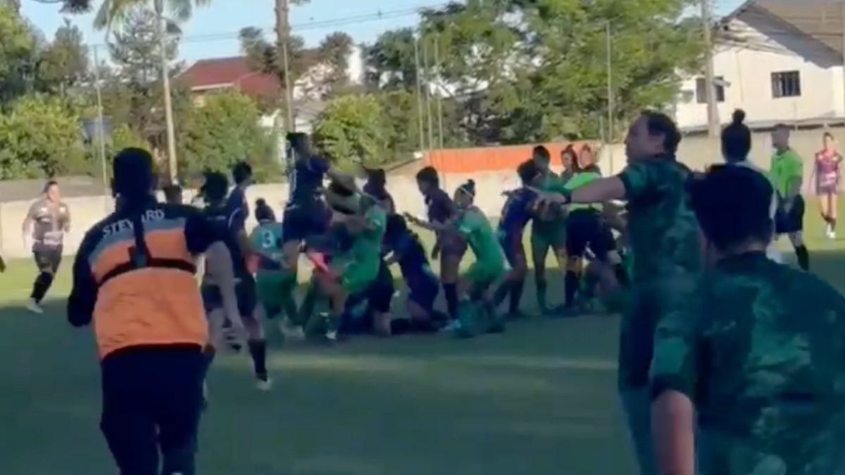 Briga generalizada entre as jogadoras marca jogo do Coritiba