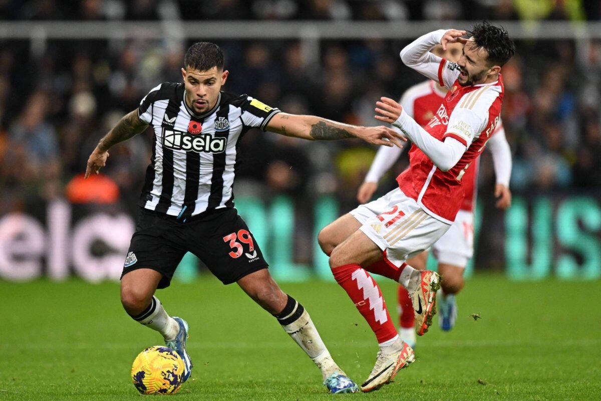 Bruno Guimarães e Willock sofrem racismo em redes sociais -