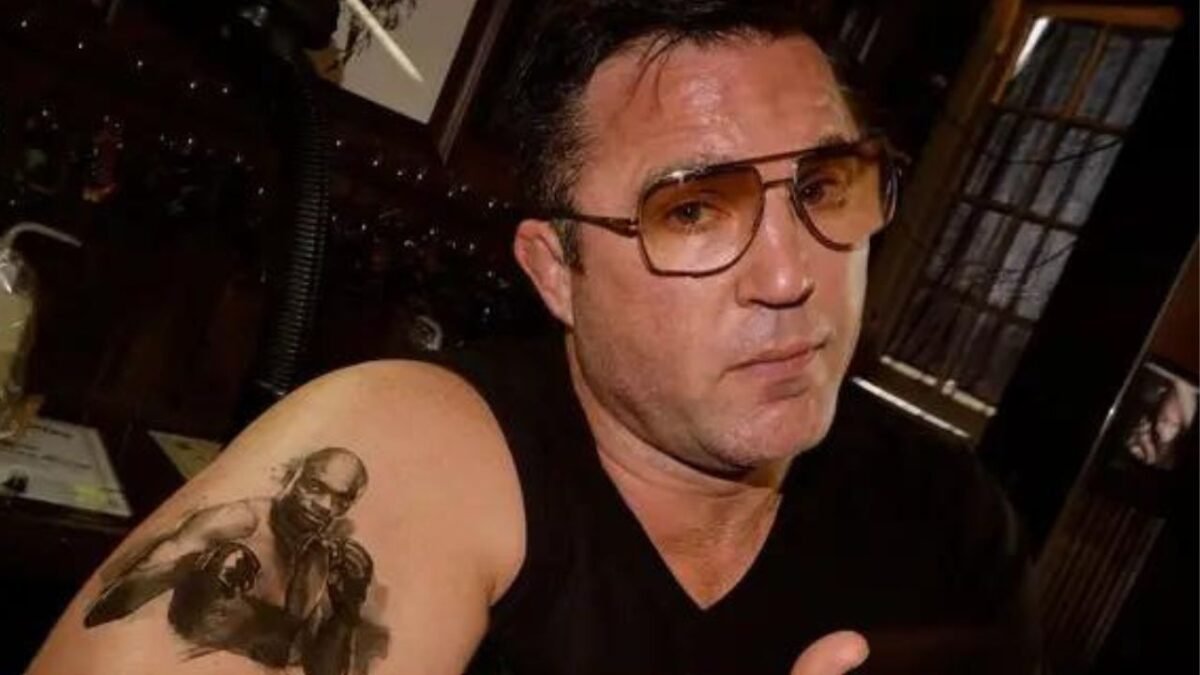 Chael Sonnen cumpre promessa e tatua rosto de Anderson Silva