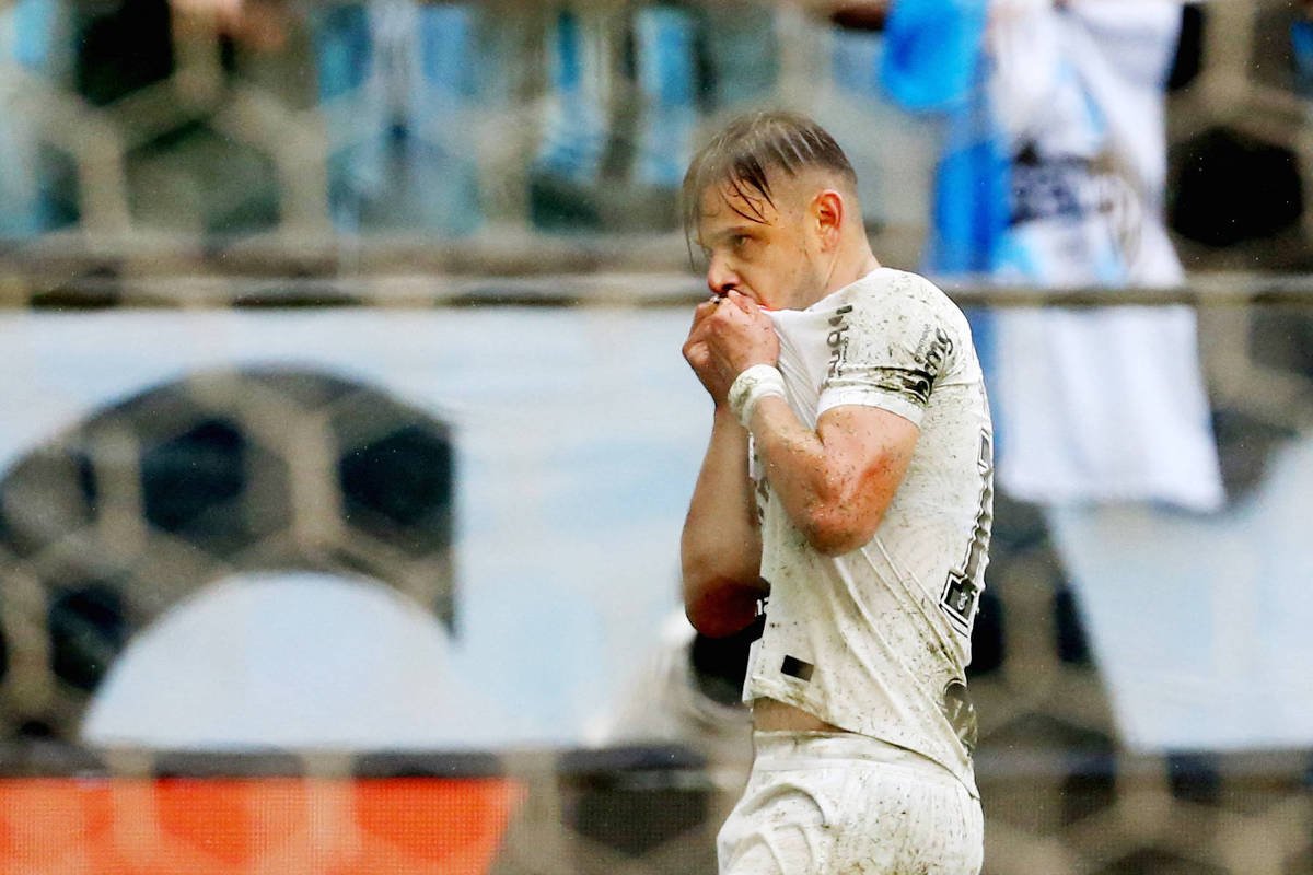 Corinthians supera expulsão no começo, vence o Grêmio e respira