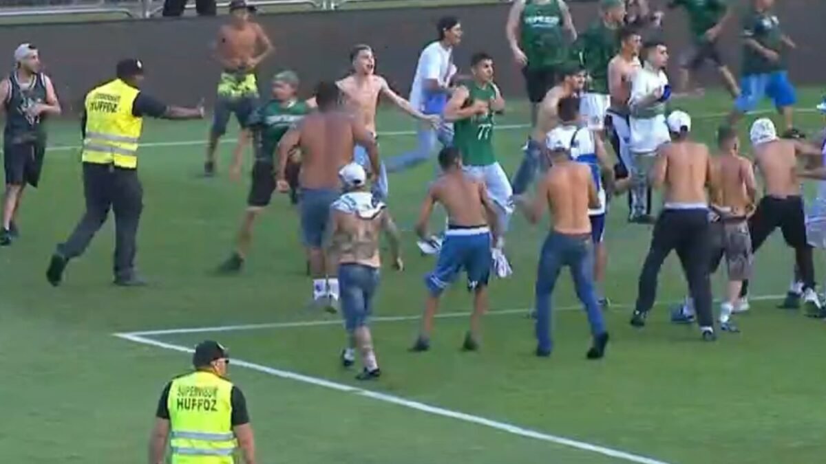 Coritiba x Cruzeiro é paralisado após invasão de campo e