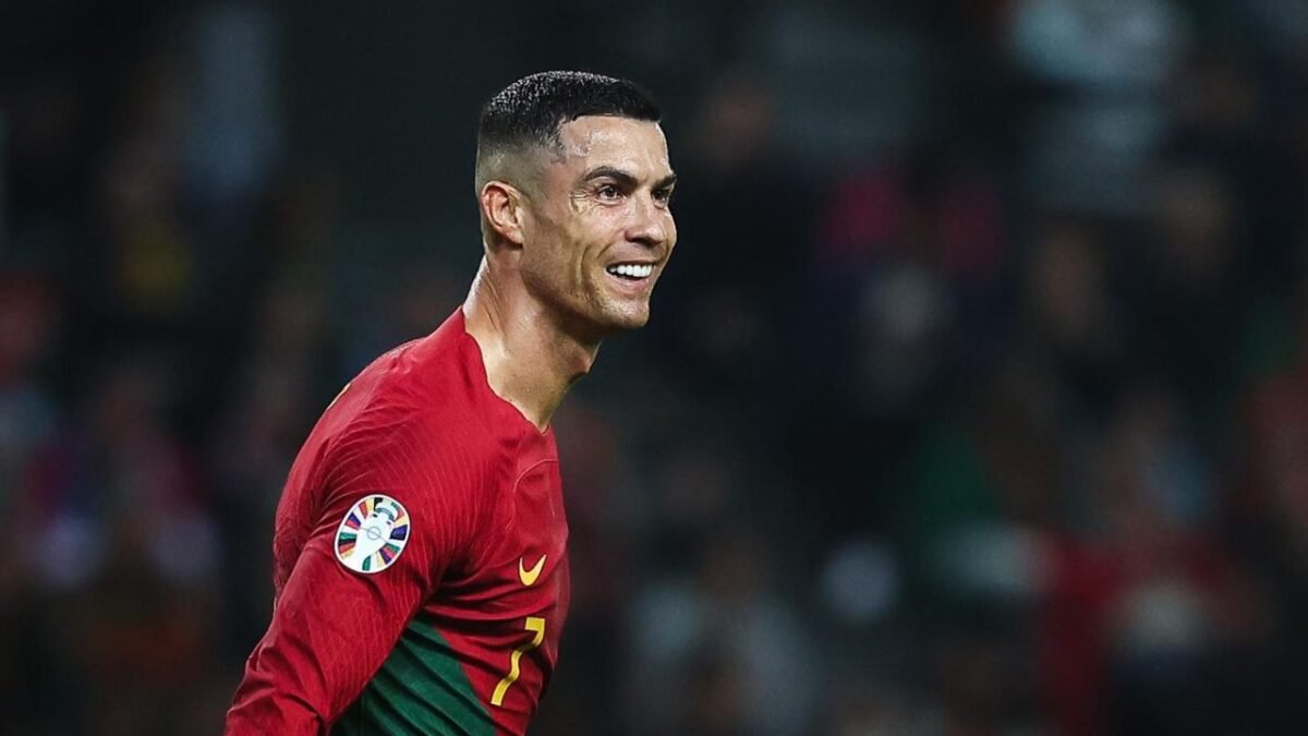 Cristiano Ronaldo ganha estátua de corpo inteiro em museu