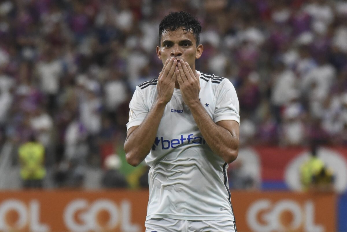 Cruzeiro vence Fortaleza em jogo atrasado no Castelão