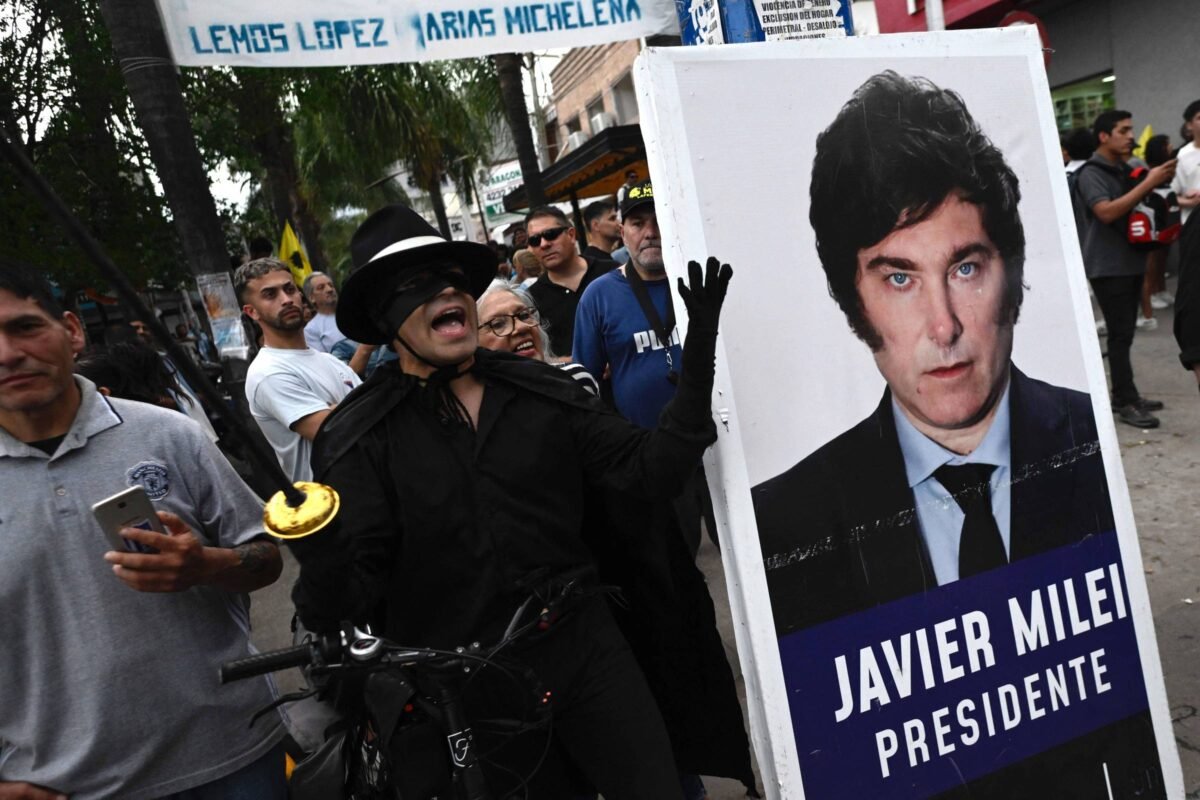 Eleição na Argentina: Ato de Milei termina em confusão -