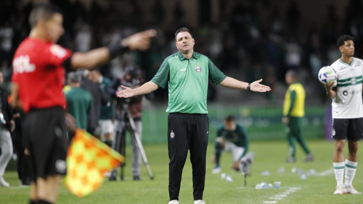 Expulso, técnico Thiago Kosloski ouve gritos de "burro" no Couto