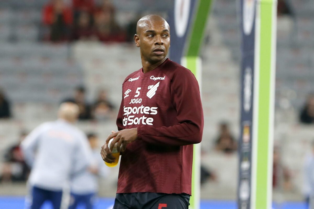 Fernandinho inicia conversas com Athletico para renovação