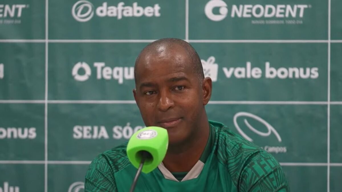 Ídolo no Coxa, auxiliar fala em terminar Brasileirão com "dignidade"