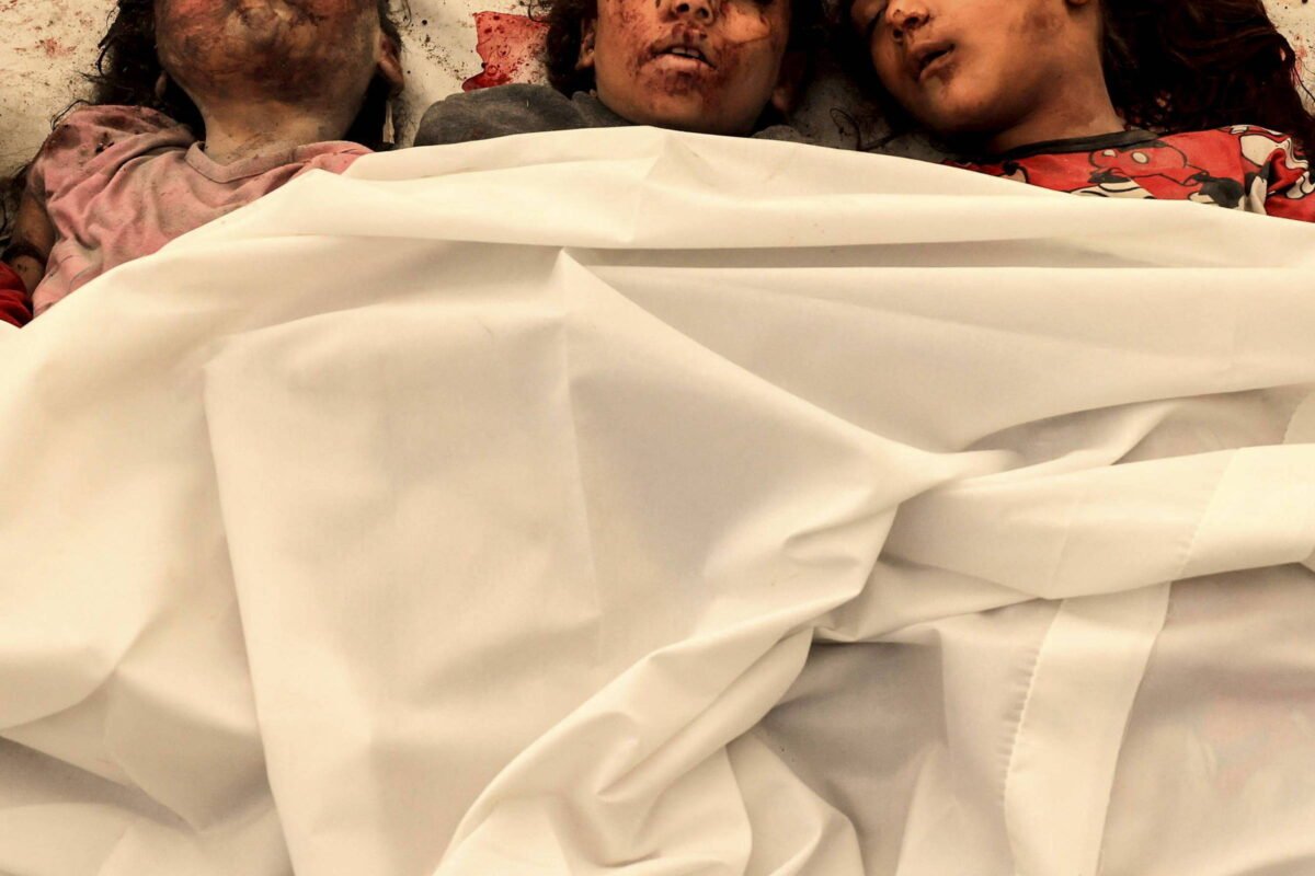 Imagens de crianças mortas são evitadas em jornais, mas esta