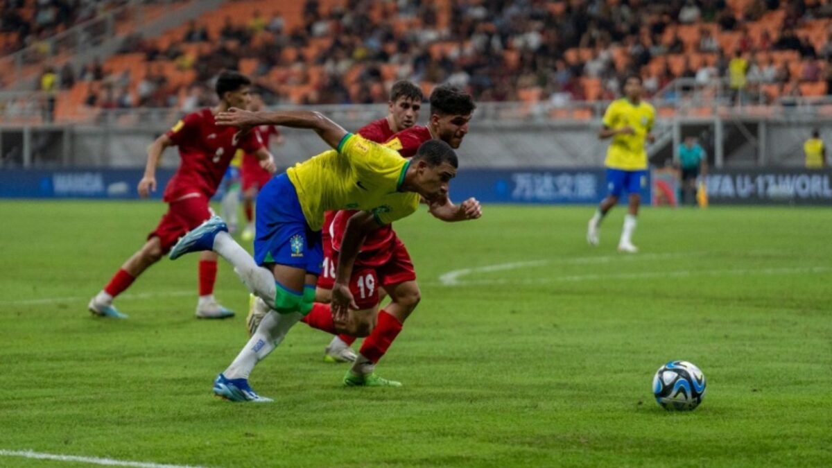 Joia do Flamengo brilha, mas Brasil leva virada do Irã