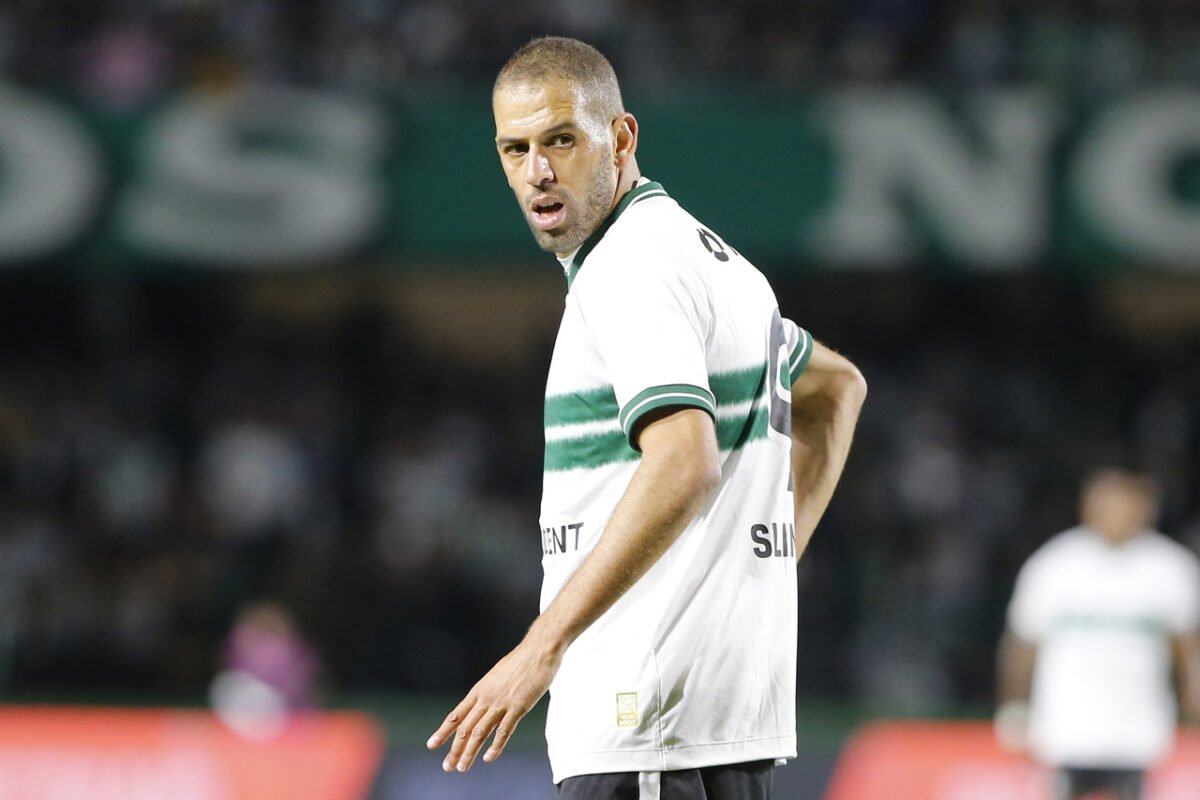 Lesionado em jogo da Argélia, Slimani fica no exterior e