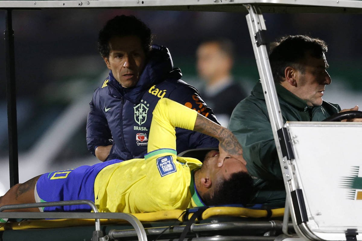 Neymar tem alta após passar por cirurgia no joelho -