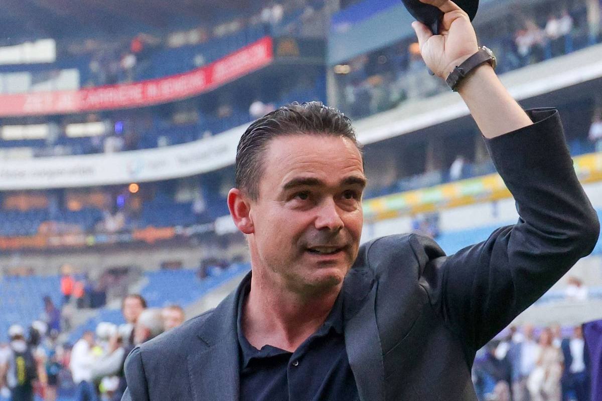 Overmars pega 1 ano de suspensão por mensagens sexuais -