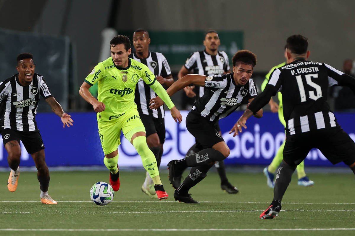 Palmeiras consegue virada diminui distância para Botafogo - 01/11/2023 -