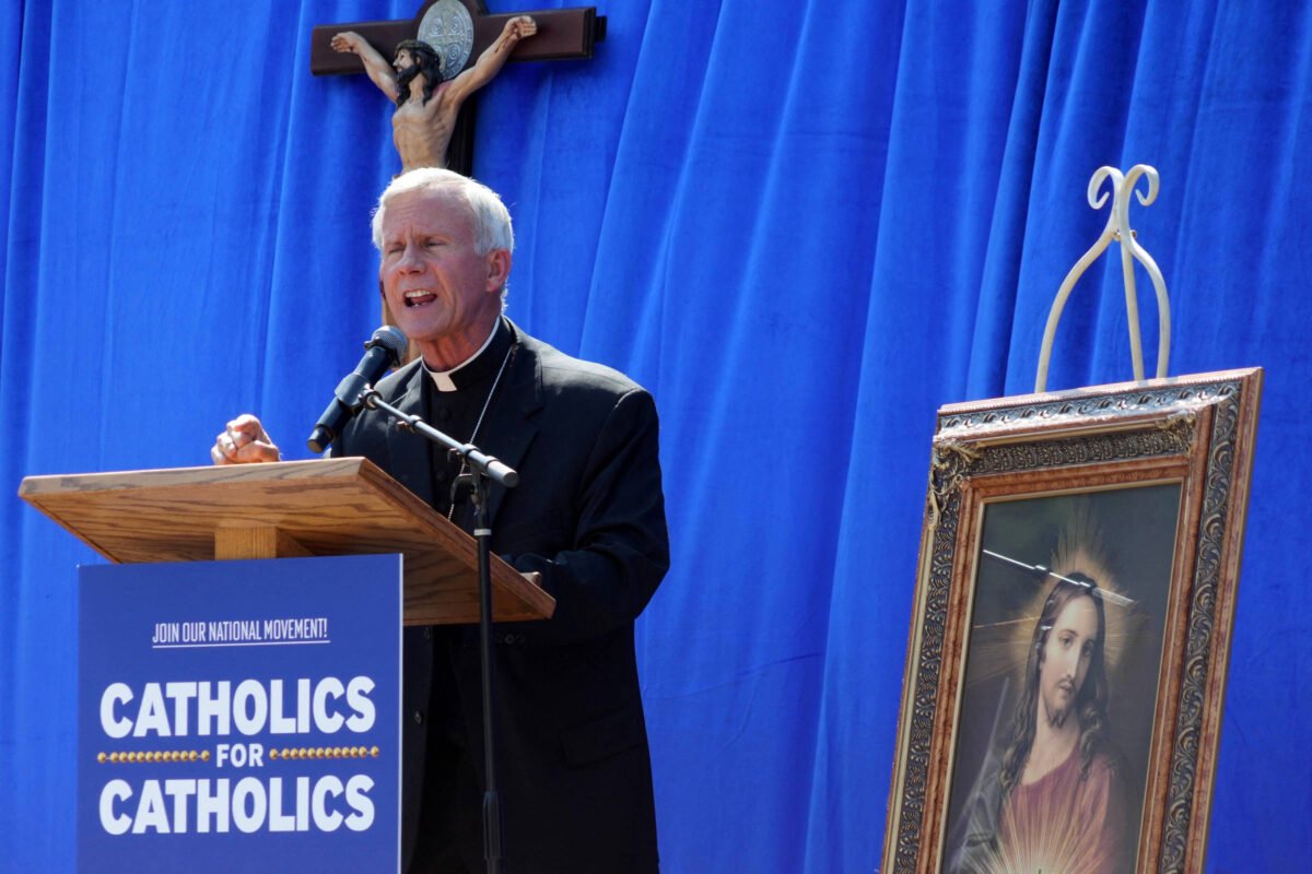 Papa Francisco destitui bispo americano apoiador de Trump - 11/11/2023