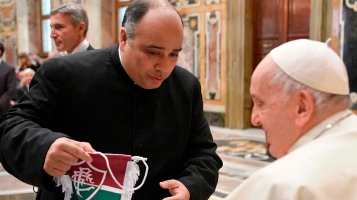 Papa recebe camisa e bandeira do Fluminense no Vaticano