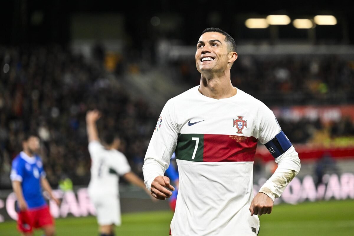 Portugal vence com gol de CR7 e continua 100%