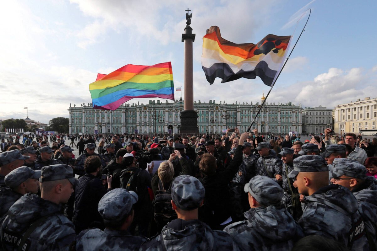 Rússia abre processo para banir 'movimento LGBTQIA+' - 17/11/2023 -